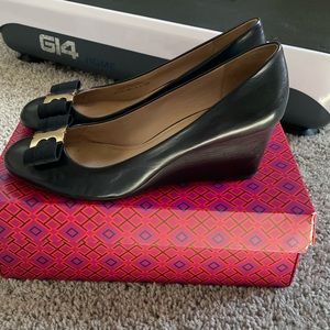 Tory Burch Gemini Link Bow 65mm Wedge